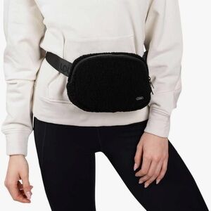 🖤LOLË Lole - Sherpa Belt Bag, Black bag (New with Tags)🖤